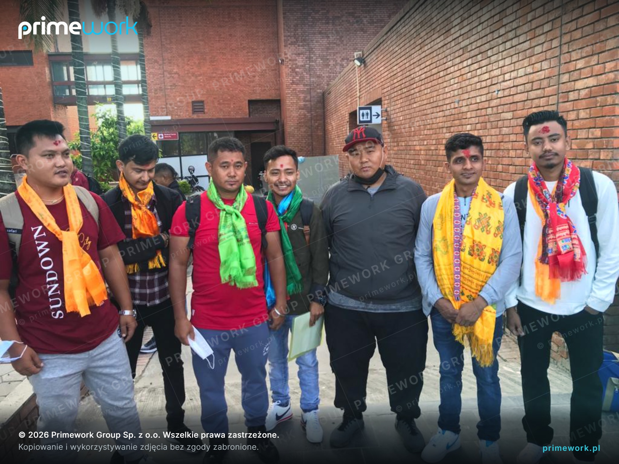 Kandydaci z Nepalu z szalami przed terminalem lotniska Tribhuvan w Katmandu