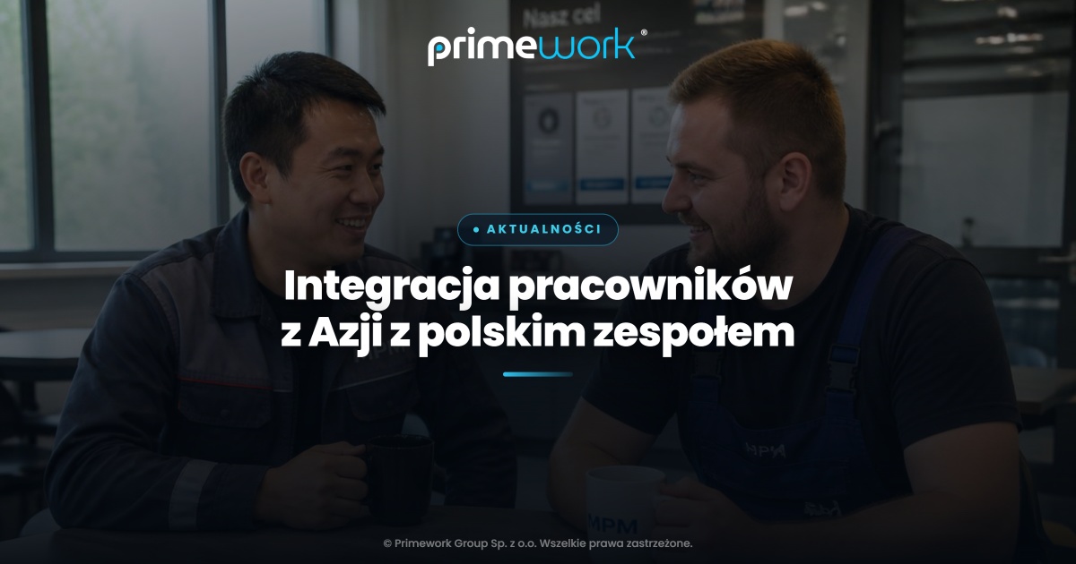 Pracownik z Azji i polski kolega rozmawiają w pokoju socjalnym zakładu – grafika artykułu Primework Group