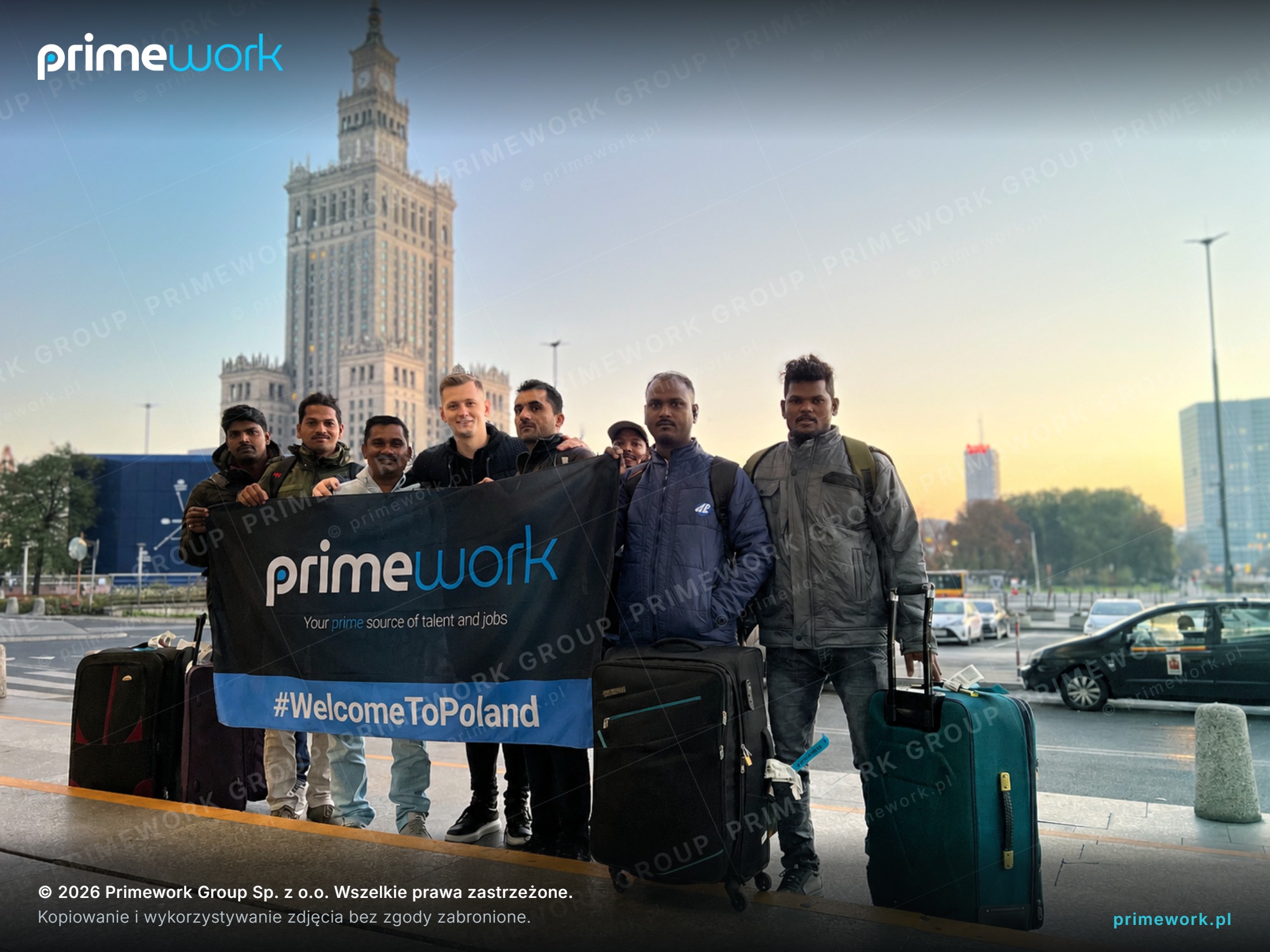 Powitanie grupy pracowników z Azji przed biurem Primework w Warszawie – Welcome to Poland